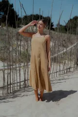 Vestido midi de denim color celeste, con escote recto, breteles finos y corte evasé amplio.