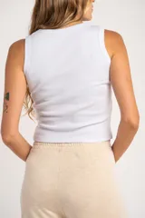 Musculosa celeste de algodón peinado con elastano, corte ajustado y cuello en V.