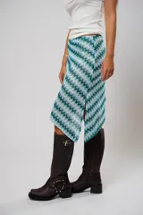 Minifalda con estampado geométrico en tonos celeste, blanco y verde.