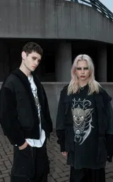 Remera de algodón color negro con efecto lavado, corte oversize y estampa frontal de un chihuahua con estética gótica y calavera.