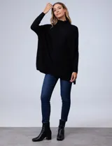 Polera de tejido de punto con cuello alto, corte oversize y mangas largas con puños elastizados.