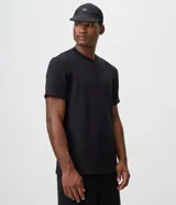 Remera deportiva de manga corta y cuello redondo, confeccionada con tecnología dry en tejido de modal, poliéster y elastano, diseñada para facilitar la evaporación del sudor durante la actividad física.