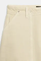 Jeans de tiro medio con diseño cargo, bolsillos de plastrón y pernera holgada que se estrecha hacia el tobillo. Cierre frontal con cremallera y botón.