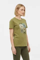 Remera de manga corta color azul marino con cuello redondo y estampado frontal de una flor en tonos celestes y blancos.