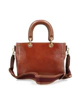 Cartera de mano de cuero sintético con acabado charol y textura de piel de reptil en color tostado. Cuenta con doble asa rígida superior, herrajes dorados y correa ajustable y removible.