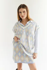 Falda corta de lana con estampado de rombos en tonos beige y celeste.