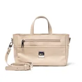 Bandolera XL Extra Large Selena de cuero color taupe, con diseño estructurado, doble asa superior y correa ajustable y desmontable. Cuenta con un bolsillo frontal con cierre y detalle de placa metálica con el logo de la marca.