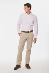 Pantalón de gabardina azul marino de corte slim fit y tiro medio, con bolsillos traseros ojalados con botón y presillas para cinturón.