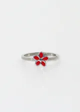 Anillo plateado de acero quirúrgico con diseño de flor esmaltada en color rojo.