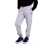 Pantalón de jogging gris melange con puños elásticos en los tobillos, cintura con cordón ajustable y bolsillos laterales. Presenta un pequeño logo bordado en la parte superior.
