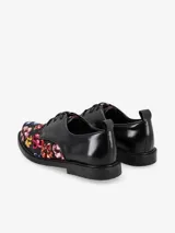 Mocasines negros con capellada cubierta de lentejuelas multicolores.