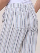 Pantalón de lino de calce holgado y caída ligera, con estampado de rayas verticales en tonos celestes y blancos. Cuenta con cintura elastizada fruncida con cordón ajustable al frente, bolsillos laterales y pierna recta.