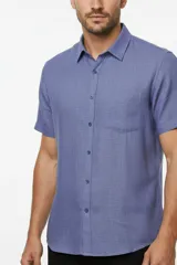 Camisa negra de manga corta, con cuello clásico, cierre frontal con botones y bolsillo ojal en el pecho.