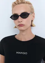 Camiseta de punto color negro, de corte recto, con cuello redondo, mangas cortas y estampado frontal con el texto "MANGO".