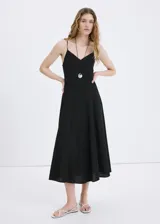 Vestido midi negro con mezcla de lino y viscosa, diseño evasé con escote en V, tirantes finos y cierre de cremallera lateral.