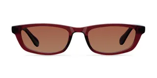 Lentes de sol con montura rectangular de diseño atemporal en color marrón traslúcido y cristales polarizados en tono marrón.