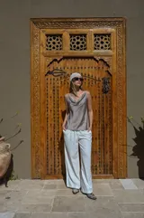 Pantalón de corte amplio y tiro alto, confeccionado en tela negra con acabado brillante y sutil efecto glitter. Presenta cintura elástica con cordón ajustable y caída fluida.