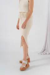 Sandalias de cuero color negro con plataforma y dos tiras horizontales plateadas.