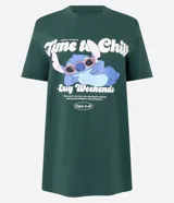 Remera verde oscuro de algodón con cuello redondo y mangas cortas. Estampado frontal con el personaje de Stitch y la frase "Time to Chill Lazy Weekends".