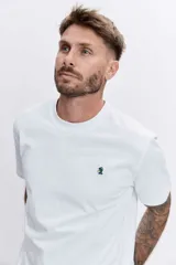 Remera de algodón color azul marino, de corte clásico y cuello redondo, con un pequeño logo bordado en el pecho.