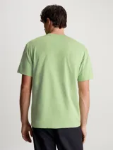 Remera de punto de algodón regenerativo color verde menta, de corte regular, cuello redondo y mangas cortas. Incluye una lengüeta con el logo de Calvin Klein en el pecho.