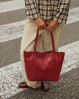 Cartera tipo tote de cuero natural, color bordó, con doble asa de hombro y cierre mediante broche. Cuenta con bolsillo interior y porta llaves.