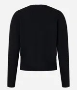 Cardigan de punto blanco con escote en V, botones metalizados, bolsillos falsos, cuello y vista contrastantes en negro, y bajo acanalado.