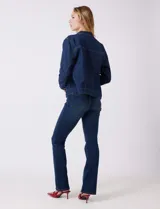 Campera de jean azul oscuro, marca Dash, con cuello solapa, botones metálicos y bolsillos aplicados en la parte delantera.