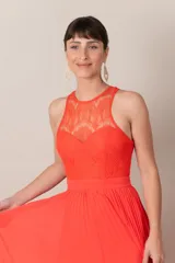 Vestido largo de fiesta color rojo, con falda plisada de gasa y corset de encaje.