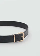 Cinturón de mujer con textura efecto cocodrilo en color negro, con hebilla metálica en tono dorado.