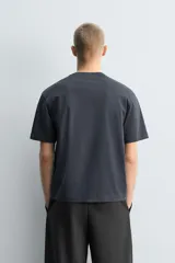 Camiseta de corte relajado confeccionada en algodón con acabado mercerizado, cuello redondo en rib y manga corta.