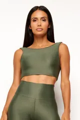 Top deportivo color verde oliva, de tejido acanalado con acabado brillante. Presenta cuello canoa y tirantes anchos.