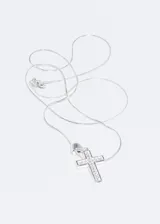 Cadena plateada fina con dije de cruz simple.