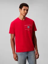 Remera de algodón de corte regular y manga corta, con cuello redondo. Presenta un estampado gráfico en el pecho con el logo de la marca y la inscripción 'since 1978 new york city'.