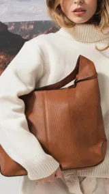Cartera tipo shopper de símil cuero color beige, con diseño espacioso, doble asa de hombro y monedero desmontable a tono incluido.