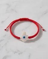 Pulsera de hilo rojo en macramé con dije central de Hamsa en nácar y plata 925, con terminaciones en esferas de plata.