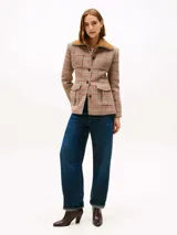 Jean de corte amplio y estilo barril con talle medio. Presenta un diseño de cinco bolsillos, cierre de cremallera con botón y un acabado con efecto desgastado en caderas y rodillas.