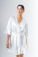 Bata corta color blanco de satén elastizado, con mangas tres cuartos con volados y lazo para atar en la cintura.