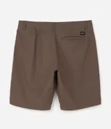 Bermuda masculina de sarga color negro, con diseño slim, cintura con trabillas, cierre frontal tradicional y bolsillos.