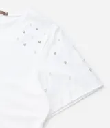 Blusa de algodón color blanco, con escote en V, manga corta y detalle de aplicación de strass en los hombros.