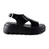 Sandalia negra con plataforma gruesa y tira ancha sobre el empeine.