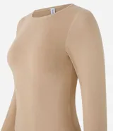 Blusa de manga larga y cuello redondo, confeccionada en jacquard color tostado de corte ajustado.