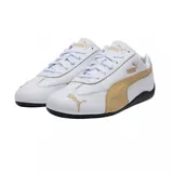 Championes Puma modelo Speedcat LTH, de diseño inspirado en el automovilismo. Presentan una base de cuero blanco con detalles en color dorado en los laterales y el logo de la marca. Cuentan con una suela de goma negra de perfil bajo y diseño envolvente en el talón.