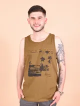 Musculosa color oliva con estampado frontal de temática playera que incluye palmeras, olas y texto alusivo.