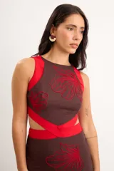 Vestido midi marrón con detalles en rojo, cuello redondo, diseño sin mangas, aberturas cut-out en la cintura y bordados artesanales de flores en contraste.