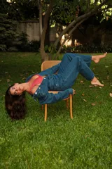 Mono largo de denim azul, con mangas largas, bolsillos delanteros y traseros, y avíos metálicos. Presenta una badana de PU en la espalda.