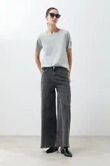 Remera de manga corta color verde agua, con cuello redondo y corte clásico.