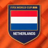 Camiseta de fútbol de Países Bajos, color naranja con diseño pixelado en la parte frontal y detalles en gris y azul.