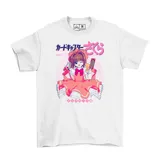 Remera blanca de manga corta con estampado frontal de Sakura Kinomoto, protagonista de Cardcaptor Sakura, junto a Kero. El diseño incluye elementos gráficos en tonos rosados y texto en japonés.