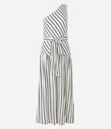 Vestido midi blanco con rayas verticales negras, escote asimétrico de un solo hombro, lazo en la cintura y falda acampanada.